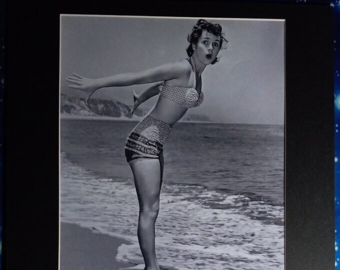 Debbie Reynolds Authentic Signed Cut With An 8x10 Photo In A 11x14 Frame Ready Matting + 3rd Party Authentication