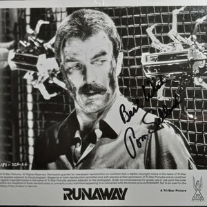 Tom Selleck Authentic Signed 8x10 Vintage Photo W/ 3rd Party Authentication & Tristar Letter - Runaway - Please Note Small Tear On Photo