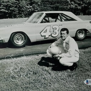 Richard Petty 8x10 Authentic Signed Photo W/ Beckett COA - NASCAR - Racing Legend