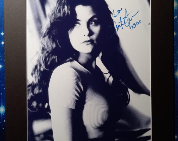 Sherilyn Fenn 8.5"x11" Authentic Signed Photo With A Frame Ready Matte + 3rd Party Authentication COA - Mullholand Drive Twin Peaks