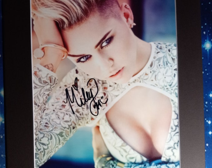 Miley Cyrus Authentic Signed 8.5x11 Photo In A Frame Ready 11x14 Matte W/ 3rd Party Authentication