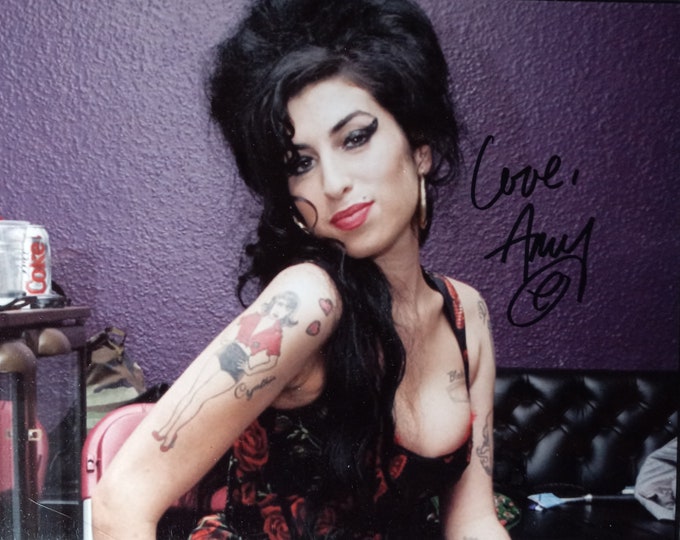 Amy Winehouse Authentic Signed 8.5x11 Photo W/ UA COA - (d.2011)