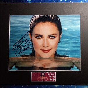 リンダ・カーターの本物のサイン入り 8"x10" 写真、カスタム 11"x14" フレーム付き、マット仕上げ + 第三者認証 - ワンダーウーマン
