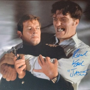 リチャード・キールの本物のサイン入り 8x10 写真（COA 付き） - ジェームズ・ボンドの悪役 - JAWS - (d.2014)