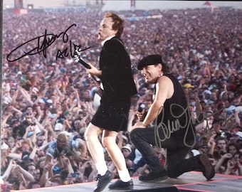 アンガス・ヤングがギターを弾きまくる - AC/DC ヘビーロック