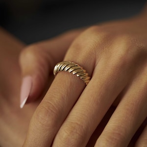 14K Solid Gold Croissant Kuppel Ring, Muschel Ring, Gold Twist Ring, Gold Chunky Ring, jeden Tag Goldschmuck, Gold Statement, Geschenk für Sie