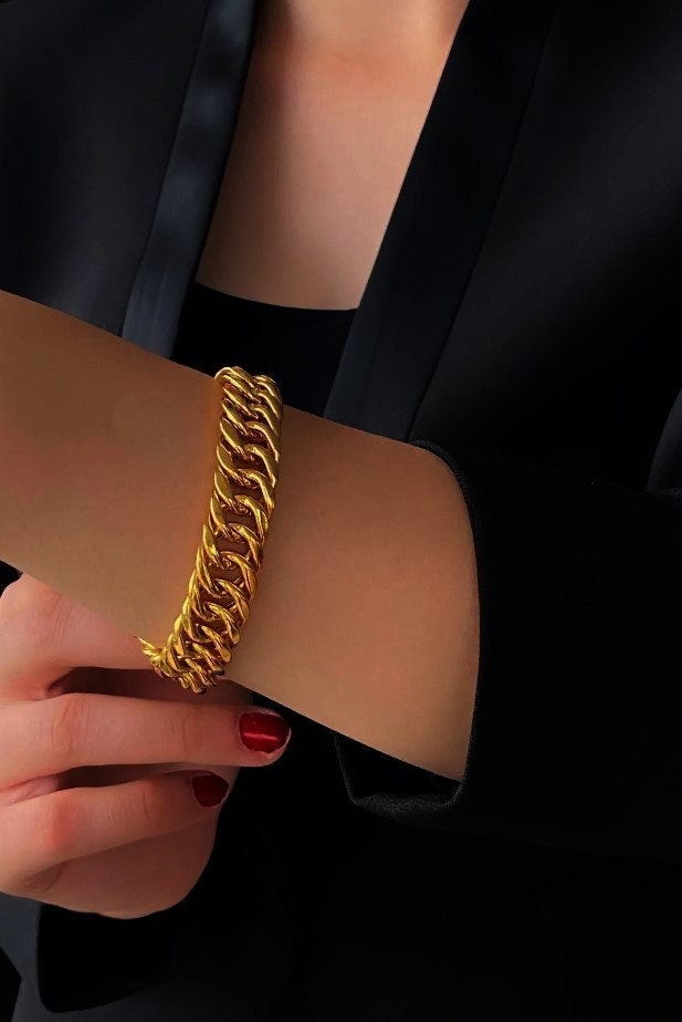 Simple,beautiful charm bracelet in 22kt gold #22ktgold #bracelets