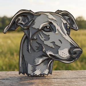 Puede incluir: Una pieza de arte mural de madera multicapa que representa la cabeza de un galgo. El diseño presenta recortes superpuestos en tonos gris carbón, gris pizarra y crema, creando un perfil dimensional del canino con texturas de pelaje detalladas.