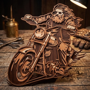 Peut inclure: Une œuvre d'art murale en bois multicouche représentant une personne barbue sur une moto. Le design présente des découpes complexes dans différentes nuances de bois brun, mettant en valeur le conducteur aux cheveux longs et à la barbe.
