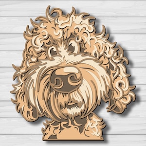 Puede incluir: Una pieza de arte mural de madera multicapa que representa una cabeza de perro estilizada con pelaje rizado. El diseño presenta varios tonos de beige, marrón y arena, creando un efecto dimensional con recortes que definen los ojos y nariz.