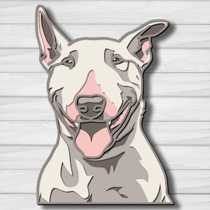 Puede incluir: Una pieza de arte mural en capas que representa la cabeza de un perro Bull Terrier. El diseño presenta tonos de blanco roto, gris claro y rosa suave, creando un efecto dimensional. El perro tiene orejas puntiagudas y una lengua rosa.