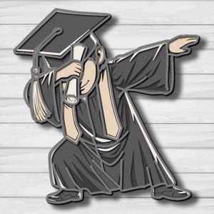 Puede incluir: Ilustración con temática de graduación de una persona haciendo dab, con birrete y toga. La figura es en tonos grises y negros, sosteniendo un diploma. El fondo es un patrón de vetas de madera blanca.