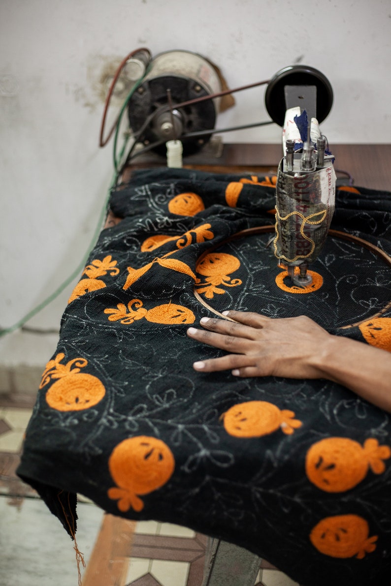 Suzani Embroidery - Fairtrade, sustainable, and ethically made by artisans in India, design by thaamsz. Geborduurde jas, oranje bloemen. Hippie boho style