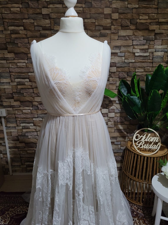 Flattering Boho Chic Wedding Dress V 