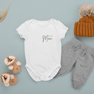 Organic Baby Bodysuite Mini Kursiv (schwarze Schrift) | personalisiert | Geschenk | Geburtstag | Geburt | Familie