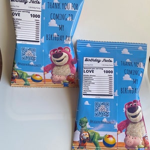 Puede incluir: Dos bolsas de regalo azules y blancas con tem&aacute;tica de Toy Story. Las bolsas presentan una imagen de dibujos animados de Woody, Buzz Lightyear, Rex y otros personajes de la pel&iacute;cula. Las bolsas tienen una etiqueta que dice "Birthday Facts" y enumera diferentes cosas como "Love" y "Birthday Wishes" con una cantidad de 1000. Las bolsas tambi&eacute;n tienen un c&oacute;digo QR y el texto "@KAIDENSKREATIONS19".