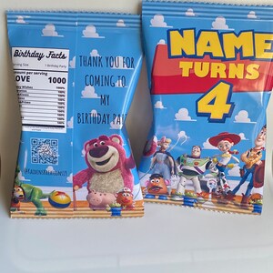 Puede incluir: Una bolsa de fiesta azul y roja con tem&aacute;tica de Toy Story. La bolsa presenta los personajes Woody, Buzz Lightyear, Jessie y otros. El texto en la bolsa dice "Name Turns 4".