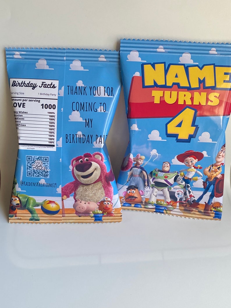 Puede incluir: Una bolsa de fiesta azul y roja con tem&aacute;tica de Toy Story. La bolsa presenta los personajes Woody, Buzz Lightyear, Jessie y otros. El texto en la bolsa dice "Name Turns 4".