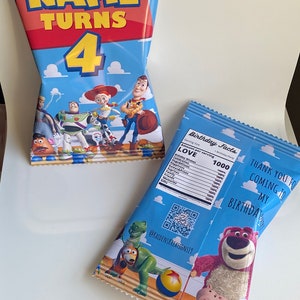 Puede incluir: Bolsas de regalo para fiesta de cumplea&ntilde;os con tem&aacute;tica de Toy Story con fondo azul e im&aacute;genes de Woody, Buzz Lightyear, Jessie y otros personajes. Las bolsas tienen una etiqueta de informaci&oacute;n nutricional con la palabra "LOVE" y un c&oacute;digo QR. El texto en la bolsa dice "Gracias por venir a mi cumplea&ntilde;os".