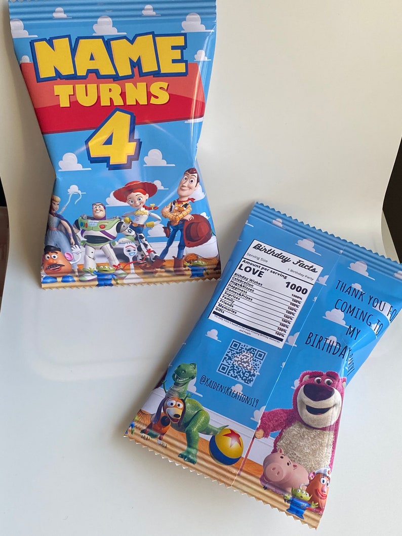 Puede incluir: Bolsas de regalo para fiesta de cumplea&ntilde;os con tem&aacute;tica de Toy Story con fondo azul e im&aacute;genes de Woody, Buzz Lightyear, Jessie y otros personajes. Las bolsas tienen una etiqueta de informaci&oacute;n nutricional con la palabra "LOVE" y un c&oacute;digo QR. El texto en la bolsa dice "Gracias por venir a mi cumplea&ntilde;os".