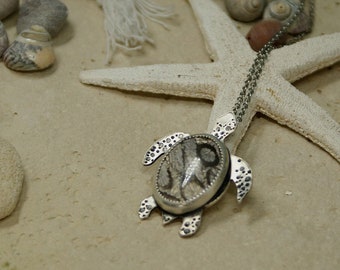 Pendentif tortue de mer argent massif cabochon de corail fossilisé