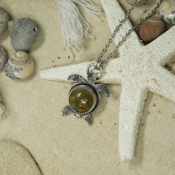 Pendentif tortue marine, argent et pierres