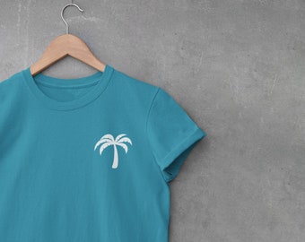 Könnte beinhalten: Ein türkisfarbenes T-Shirt mit einem weißen Palmenbaum-Motiv auf der Vorderseite.