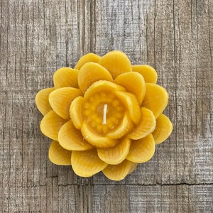 100% pure beeswax candle - Lotus
