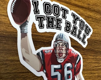 Può includere: Un adesivo con un giocatore di football americano che indossa una maglia rossa e bianca con il numero 56. Il giocatore sta prendendo un pallone da football e l'adesivo dice "I Got You The Ball".