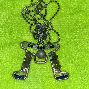 Silber Custom Wrapped „M“ Anfang Labradorit Anhänger