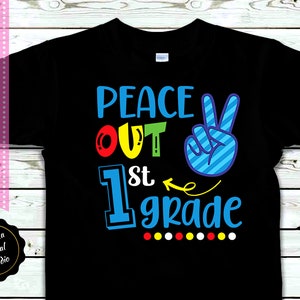 ピースアウト 1 年生 SVG | 最終学年 SVG | 1 年生 T シャツ SVG | シルエット カット ファイル | svg、dxf、png、eps