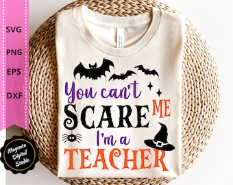 Può includere: Una maglietta bianca con un design nero e arancione che dice "You can't scare me I'm a teacher" con pipistrelli e un cappello da strega.