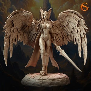 Può includere: Scultura dettagliata di una figura alata, che tiene in mano una sfera e una spada. La figura è vestita con un'armatura e si trova su una base di pietra con un teschio. Le ali sono grandi e dettagliate. La scultura è di colore neutro.