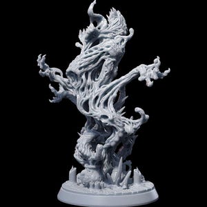 Op de afbeelding: Een wit, gedetailleerd 3D-geprint beeld van een wezen met een gedraaide, knobbelige en skeletachtige vorm. Het wezen staat op een ronde basis met kaarsen en andere details.