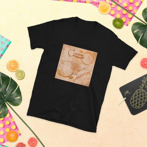 Puede incluir: Camiseta negra con un gráfico de taza de café marrón y el texto "Soy un estereotipo".