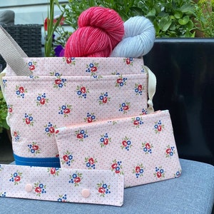 Ensemble de sacs à projets floraux : sac à tricoter en coton Quilters, pochette Notions et Needle Cosy