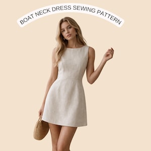 Puede incluir: Un vestido sin mangas de color crema con cuello barco. El vestido tiene un corpiño ajustado y una falda en forma de A. El texto "BOAT NECK DRESS SEWING PATTERN" está arqueado sobre el vestido. La persona sostiene un pequeño bolso tejido.
