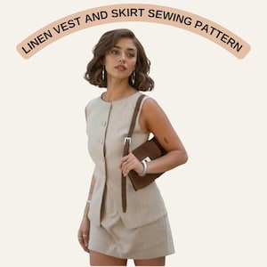 Puede incluir: Conjunto de chaleco y falda de lino beige con un bolso marrón a juego. El chaleco tiene botones. El texto "LINEN VEST AND SKIRT SEWING PATTERN" está arqueado sobre el modelo.