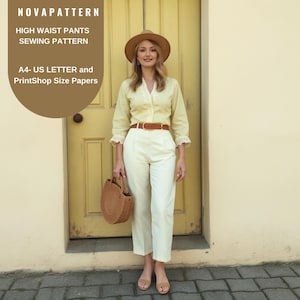 Puede incluir: Una mujer lleva una camisa de botones de color amarillo claro con ribetes de encaje, un cinturón marrón y pantalones blancos de cintura alta. Lleva un bolso tejido marrón y un sombrero marrón. El texto "NOVAPATTERN HIGH WAIST PANTS SEWING PATTERN A4- US LETTER and PrintShop Size Papers" es visible en la imagen.