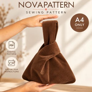 Puede incluir: Un patrón de costura para un bolso de nudo de terciopelo marrón etiquetado como NOVAPATTERN. El PDF digital incluye instrucciones paso a paso y está formateado para papel A4. La imagen muestra el bolso de tela marrón terminado con un asa.