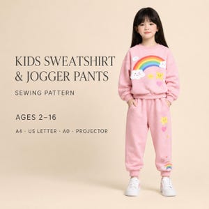 Könnte beinhalten: Ein rosa Sweatshirt und Jogginghosen-Set mit einem Regenbogen-, Wolken- und Sternenmotiv. Der Text lautet: KIDS SWEATSHIRT & JOGGER PANTS SEWING PATTERN AGES 2-16 A4 US LETTER A0 PROJECTOR. Das Set hat lange Ärmel und Bündchen an den Knöcheln.
