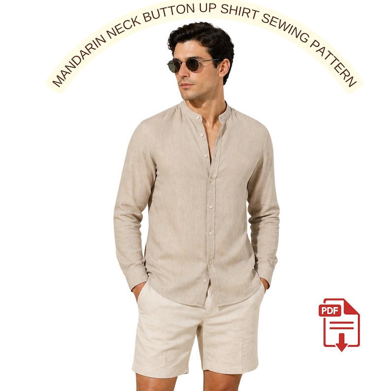 Puede incluir: Un hombre con una camisa beige con cuello mandar&iacute;n abotonada y pantalones cortos color caqui. La camisa de manga larga est&aacute; abotonada. El texto "MANDARIN NECK BUTTON UP SHIRT SEWING PATTERN" est&aacute; arqueado sobre el hombre. Un icono PDF est&aacute; en la esquina inferior derecha.