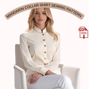 Puede incluir: Una camisa color crema con cuello mandarín con costuras y botones marrón oscuro. La camisa es parte de un patrón de costura, como lo indica el texto "MANDARIN COLLAR SHIRT SEWING PATTERN" y un icono PDF.