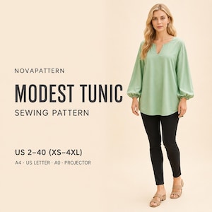 Op de afbeelding: Een naaipatroon voor een lichtgroene tuniek met lange mouwen en een split bij de hals. De tekst luidt NOVAPATTERN MODEST TUNIC SEWING PATTERN US 2-40 (XS-4XL) A4 US LETTER A0 PROJECTOR. De tuniek wordt gedragen met een zwarte broek en sandalen.