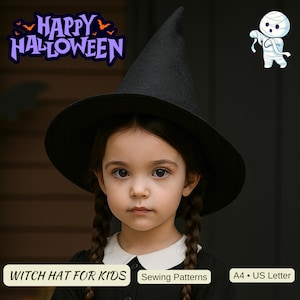Può includere: Una bambina indossa un cappello da strega nero con una tesa larga. L'immagine include il testo "Happy Halloween" in viola e arancione e "Witch Hat for Kids" in uno striscione in basso. Una mummia dei cartoni animati è nell'angolo in alto a destra.