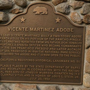 Puede incluir: Una placa hist&oacute;rica de bronce titulada VICENTE MARTINEZ ADOBE con un emblema de oso y dos estrellas. El texto detalla la historia de la casa de adobe de 1849, su adquisici&oacute;n por el National Park Service y su estatus como monumento n&uacute;mero 511.