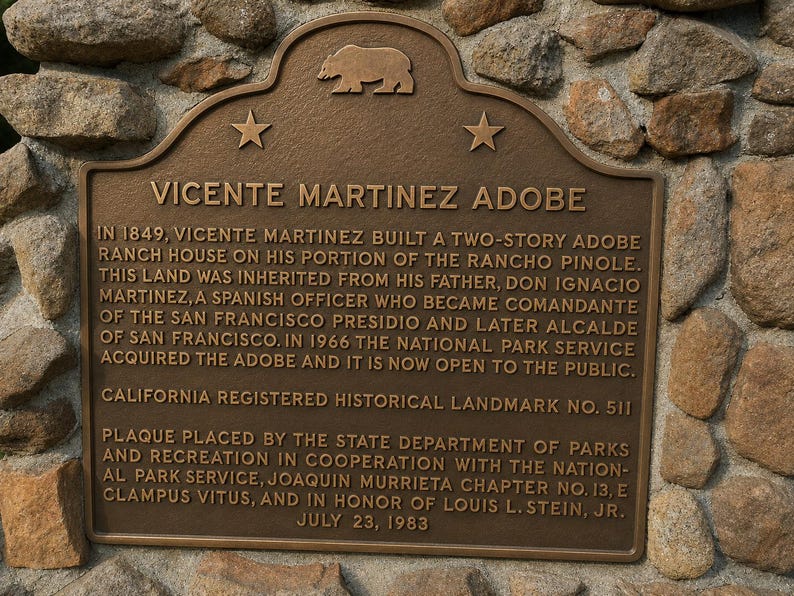 Puede incluir: Una placa hist&oacute;rica de bronce titulada VICENTE MARTINEZ ADOBE con un emblema de oso y dos estrellas. El texto detalla la historia de la casa de adobe de 1849, su adquisici&oacute;n por el National Park Service y su estatus como monumento n&uacute;mero 511.