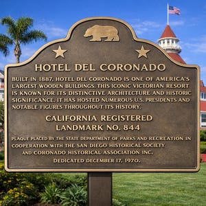 Puede incluir: Una placa hist&oacute;rica de metal color bronce para el Hotel del Coronado, con un emblema de oso, dos estrellas y texto en relieve que detalla su construcci&oacute;n en 1887, su estatus como California Registered Landmark No. 844 y su fecha de dedicaci&oacute;n.