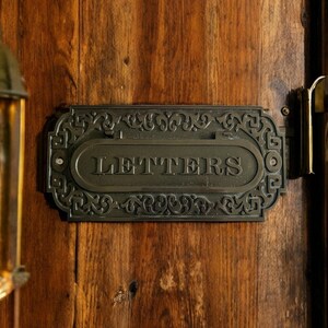 Buzón de correo personalizado de bronce fundido, color negro antiguo, buzón vintage, buzón para puerta de entrada con dirección grabada.