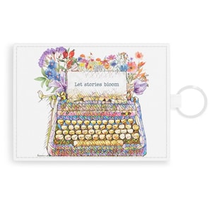 Tarjetero de piel saffiano vegana con llavero y diseño floral de máquina de escribir con acuarela "Let Stories Bloom"
